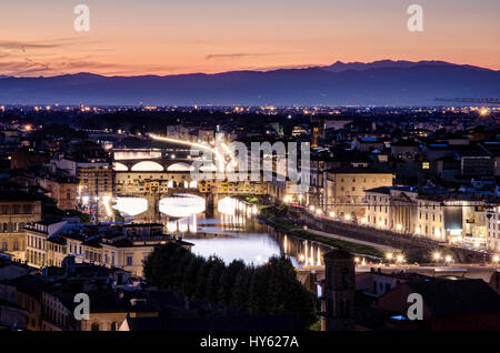 Arno pendant le coucher du soleil Banque D'Images