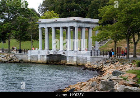 Le Plymouth Rock Pavilion à Plymouth, Massachusetts. Le pavillon couvre la célèbre Plymouth Rock - Site où les pèlerins débarquent en 1620 Banque D'Images