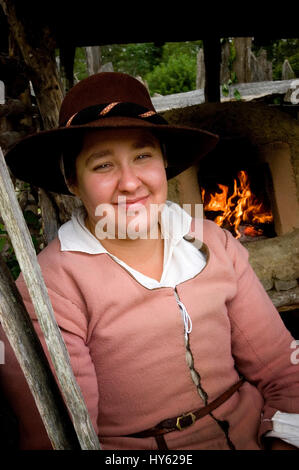 Une femme Pilgrim à la plantation Plimoth. (Sortie par Plimoth Plantation), Plymouth, Massachusetts. Maintenant connu sous le nom de Plimoth Pataxet Banque D'Images