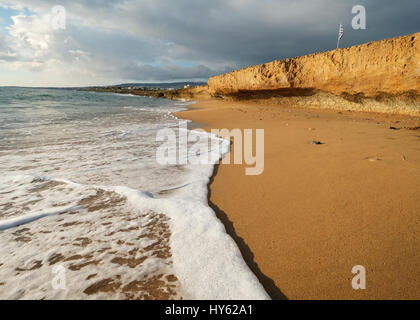 Plage de sable de surf à Paphos Chypre Banque D'Images