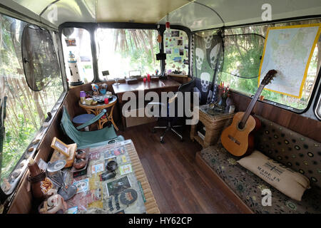 Backpacker Justine est d'un séjour dans un vieux bus à Paphos,Chypre. L'autobus a été fourni à titre gracieux par un jeune à surfers. table Chypriote Banque D'Images