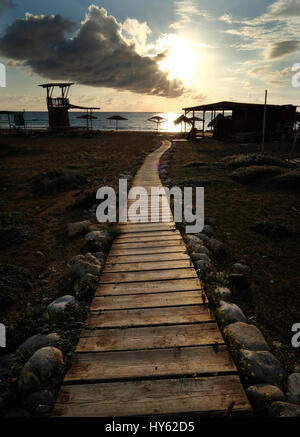 Promenade mène à la plage de sable à la mer à Paphos Chypre. Banque D'Images