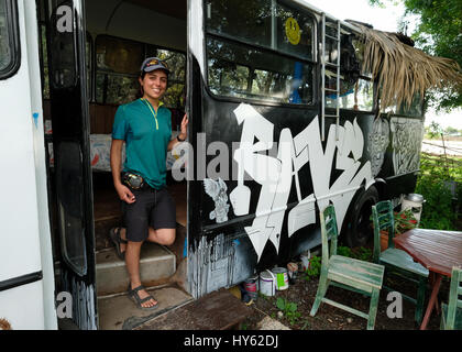 Backpacker Justine est d'un séjour dans un vieux bus à Paphos,Chypre. L'autobus a été fourni à titre gracieux par un jeune à surfers. table Chypriote Banque D'Images