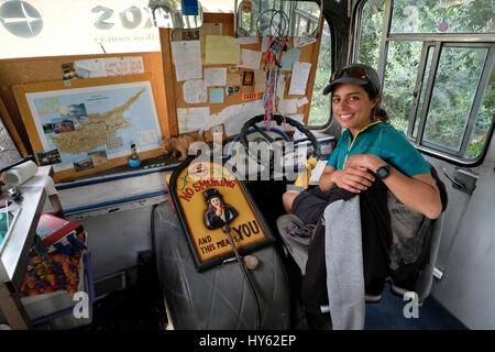 Backpacker Justine est d'un séjour dans un vieux bus à Paphos,Chypre. L'autobus a été fourni à titre gracieux par un jeune à surfers. table Chypriote Banque D'Images