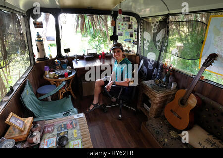 Backpacker Justine est d'un séjour dans un vieux bus à Paphos,Chypre. L'autobus a été fourni à titre gracieux par un jeune à surfers. table Chypriote Banque D'Images