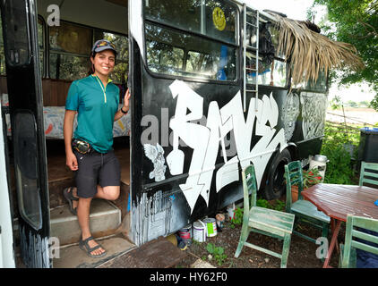 Backpacker Justine est d'un séjour dans un vieux bus à Paphos,Chypre. L'autobus a été fourni à titre gracieux par un jeune à surfers. table Chypriote Banque D'Images