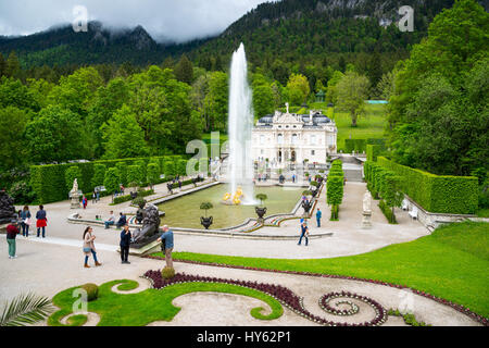 Ettal, Allemagne - le 5 juin 2016 : Château de Linderhof est un château en Allemagne, dans le sud-ouest de Bavière près de Abbaye Ettal. Groupe Fontaine Flora et puttos sur le Banque D'Images