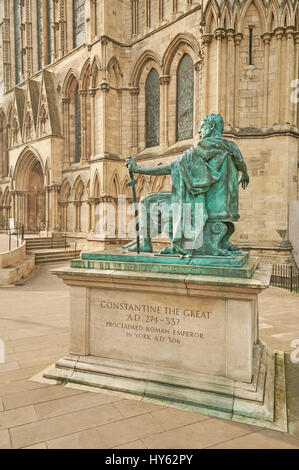 Statue de Constantin le Grand, empereur romain, à l'extérieur de la cathédrale de York Banque D'Images