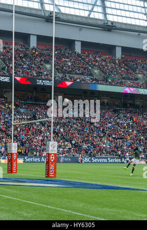 Rugby player kicking un converti. Banque D'Images