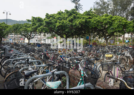 Un grand nombre de bicyclettes garées dans la petite ville de Mui Wo, l'île de Lantau à Hong Kong. Banque D'Images