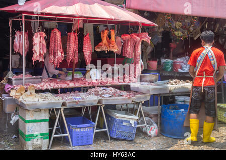 Les vendeurs et les clients sur le plus grand marché Bngkok humide à Khlong Toei, Thaïlande Banque D'Images