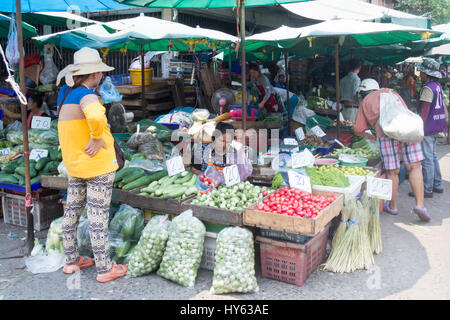 Les vendeurs et les clients sur le plus grand marché Bngkok humide à Khlong Toei, Thaïlande Banque D'Images