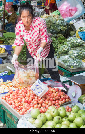 Les vendeurs et les clients sur le plus grand marché Bngkok humide à Khlong Toei, Thaïlande Banque D'Images