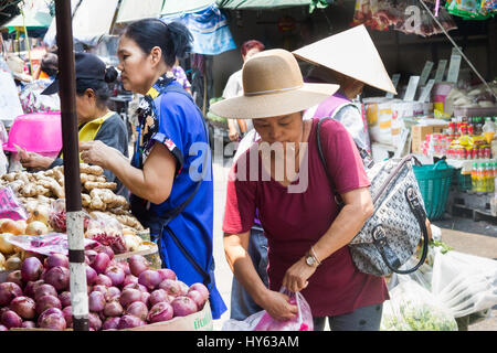 Les vendeurs et les clients sur le plus grand marché Bngkok humide à Khlong Toei, Thaïlande Banque D'Images