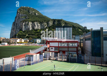 Gibraltar - 1er avril 2017 - Le rocher de Gibraltar sous un ciel de printemps bleu clair avec le stade de Victoria à l'avant-plan. Scènes de Gibral général Banque D'Images