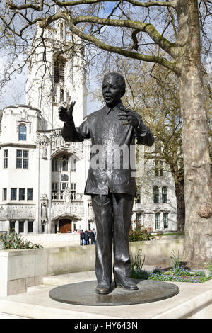 La statue de Nelson Mandela à la place du Parlement, Londres Banque D'Images
