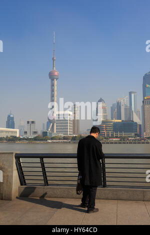 Shanghai, Chine - le 19 décembre 2016, les toits de Pudong, à la recherche de l'autre côté de la rivière Huangpu du Bund, Shanghai, Chine, Asie Banque D'Images