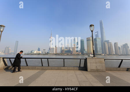 Shanghai, Chine - le 19 décembre 2016, les toits de Pudong, à la recherche de l'autre côté de la rivière Huangpu du Bund, Shanghai, Chine, Asie Banque D'Images