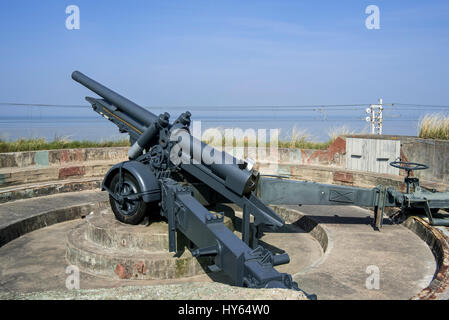 Canon de 12 cm Mle 1931, L'obusier de 120 mm / canon de campagne belge à l'Atlantikwall Raversyde / mur de l'Atlantique musée en plein air à Raversijde, Belgique Banque D'Images