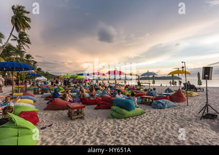 LANGKAWI, MALAISIE, le 19 janvier 2017 : les touristes prendre un verre dans un bar sur la plage sur la plage de Cenang Langkawi, une île de la mer d'Andaman en Malaisie Banque D'Images