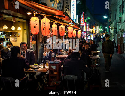 Japon, Tokyo, Ueno, Izakaya, salarymen verre après avoir daywork. Banque D'Images