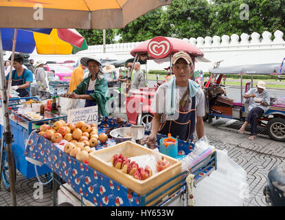 Bangkok, Thaïlande - 23 novembre 2013 : les vendeurs de rue sellingfresh jus de fruits et attendre que les clients en face de Wat Pho à Bangkok. Banque D'Images