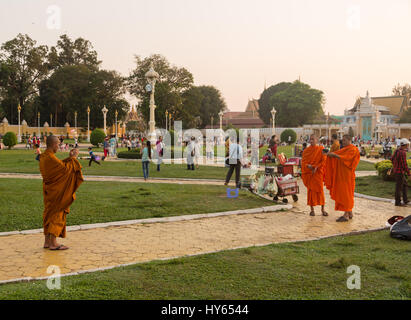 Phnom Penh, Cambodge - 24 janvier 2016 : les moines bouddhistes, prendre une avec un smartphone selfies en face du Palais Royal de Phnom Penh, Cambodge c capital Banque D'Images