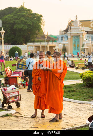 Phnom Penh, Cambodge - 24 janvier 2016 : les moines bouddhistes, prendre une avec un smartphone selfies en face du Palais Royal de Phnom Penh, Cambodge c capital Banque D'Images