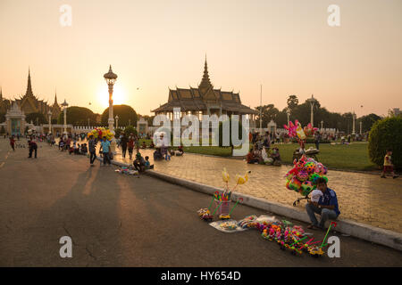 Phnom Penh, Cambodge - 24 janvier 2016 : un homme vend divers jouet en avant du Palais Royal à Phnom Penh, Cambodge capitale pendant le coucher du soleil. Banque D'Images