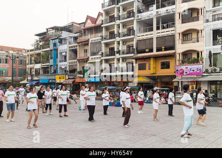 Phnom Penh, Cambodge - 24 janvier 2016 : Les femmes n'Gym de groupe dans le Mékong Riverfront Promenade à Phnom Penh, capitale du Cambodge. Banque D'Images