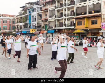 Phnom Penh, Cambodge - 24 janvier 2016 : Les femmes n'Gym de groupe dans le Mékong Riverfront Promenade à Phnom Penh, capitale du Cambodge. Banque D'Images