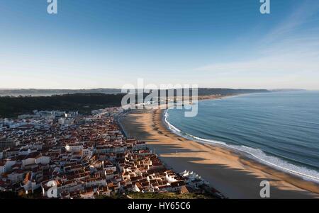 Vue panoramique de Nazaré, Portugal au lever du soleil Banque D'Images