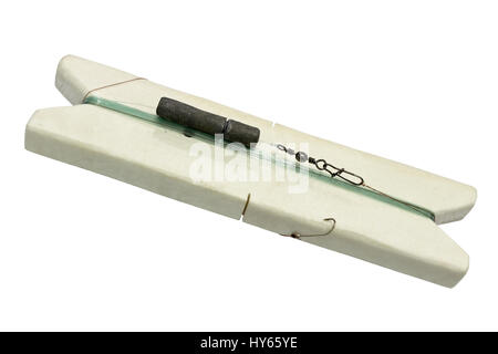 Attirail de pêche pour la pêche de fond, enroulées autour de la bobine de la mousse, isolé sur fond blanc Banque D'Images