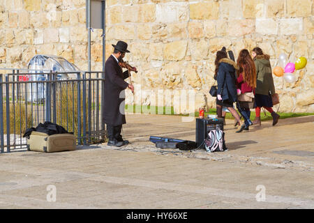 Jérusalem, Israël - le 26 décembre 2016 : un homme Juif orthodoxe dans le violon joue vêtements près de la porte de Jaffa de la vieille ville de Jérusalem. Banque D'Images