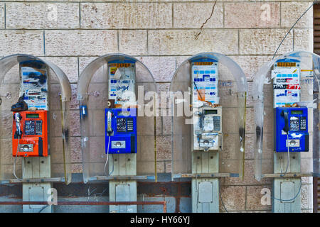 Jérusalem, Israël - 29 décembre 2016 : le téléphone sur le mur en quart orthodoxe Mea Shearim, qui a été fondée en 1874 par des représentants de la rel Banque D'Images