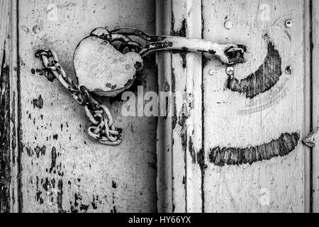 Une ancienne serrure de porte d'un milieu rural en Virginie. Banque D'Images