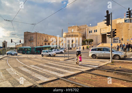 Jérusalem, Israël - 29 décembre 2016 : un homme avec sa fille traverser la rue dans le centre de Jérusalem, près de la vieille ville Banque D'Images