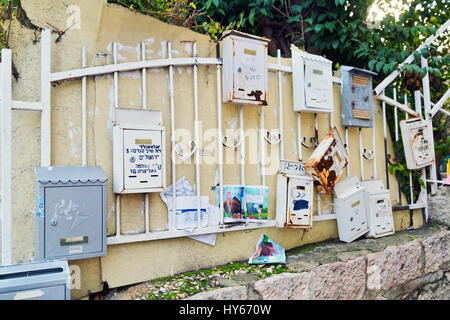 Jérusalem, Israël - 29 décembre 2016 : l'ancienne boîte aux lettres sur le mur dans la rue est typique du vieux quartier de Jérusalem Banque D'Images