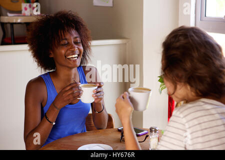 Portrait de deux amies prendre une tasse de café au café Banque D'Images