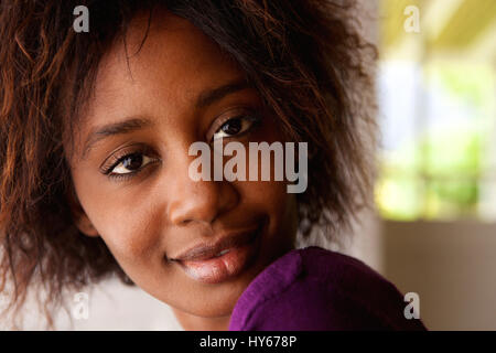 Close up portrait of a beautiful young african american woman looking at camera Banque D'Images