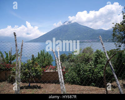 Volcan Atitlan est un gros, conique, stratovolcan actif à proximité de la caldeira du lac Atitlan dans les hautes terres guatémaltèques de la Sierra Madre de Ch Banque D'Images