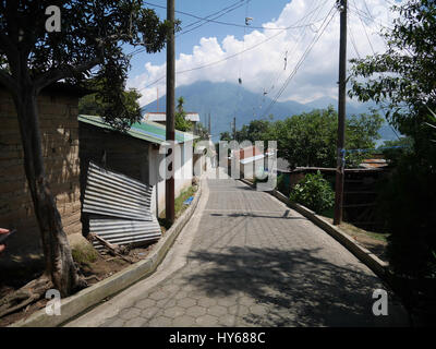 Volcan Atitlan est un gros, conique, stratovolcan actif à proximité de la caldeira du lac Atitlan dans les hautes terres guatémaltèques de la Sierra Madre de Ch Banque D'Images