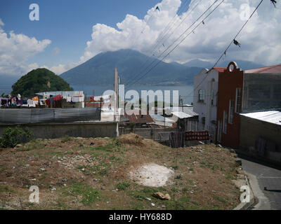 Volcan Atitlan est un gros, conique, stratovolcan actif à proximité de la caldeira du lac Atitlan dans les hautes terres guatémaltèques de la Sierra Madre de Ch Banque D'Images