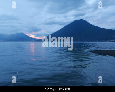 Volcan Atitlan est un gros, conique, stratovolcan actif à proximité de la caldeira du lac Atitlan dans les hautes terres guatémaltèques de la Sierra Madre de Ch Banque D'Images