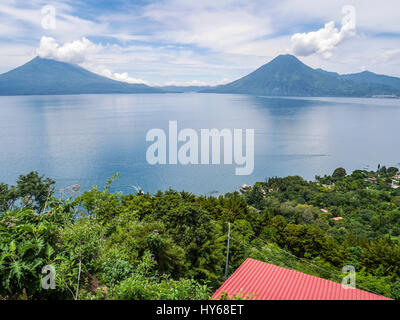 Volcan Atitlan est un gros, conique, stratovolcan actif à proximité de la caldeira du lac Atitlan dans les hautes terres guatémaltèques de la Sierra Madre de Ch Banque D'Images