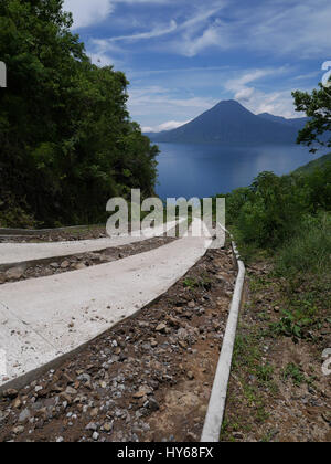 Volcan Atitlan est un gros, conique, stratovolcan actif à proximité de la caldeira du lac Atitlan dans les hautes terres guatémaltèques de la Sierra Madre de Ch Banque D'Images