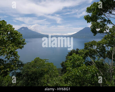 Volcan Atitlan est un gros, conique, stratovolcan actif à proximité de la caldeira du lac Atitlan dans les hautes terres guatémaltèques de la Sierra Madre de Ch Banque D'Images