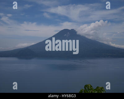 Volcan Atitlan est un gros, conique, stratovolcan actif à proximité de la caldeira du lac Atitlan dans les hautes terres guatémaltèques de la Sierra Madre de Ch Banque D'Images