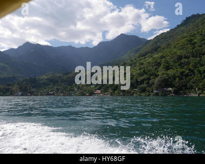 Volcan Atitlan est un gros, conique, stratovolcan actif à proximité de la caldeira du lac Atitlan dans les hautes terres guatémaltèques de la Sierra Madre de Ch Banque D'Images