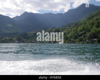 Volcan Atitlan est un gros, conique, stratovolcan actif à proximité de la caldeira du lac Atitlan dans les hautes terres guatémaltèques de la Sierra Madre de Ch Banque D'Images